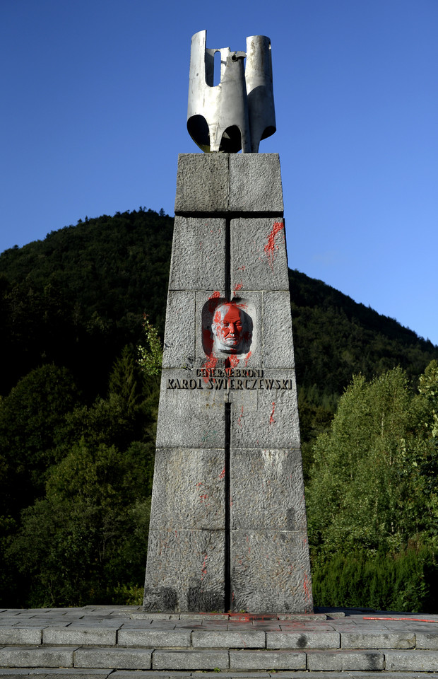 Zniszczono pomnik Karola Świerczewskiego