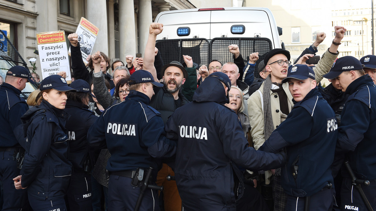 Policjanci działali skutecznie i zgodnie z prawem, a zastosowane w sobotę w Warszawie środki ograniczyły się do użycia siły fizycznej w zakresie niezbędnym do wyegzekwowania oraz przestrzegania prawa i były w pełni adekwatne do zaistniałej sytuacji - głosi informacja Komendy Stołecznej Policji.