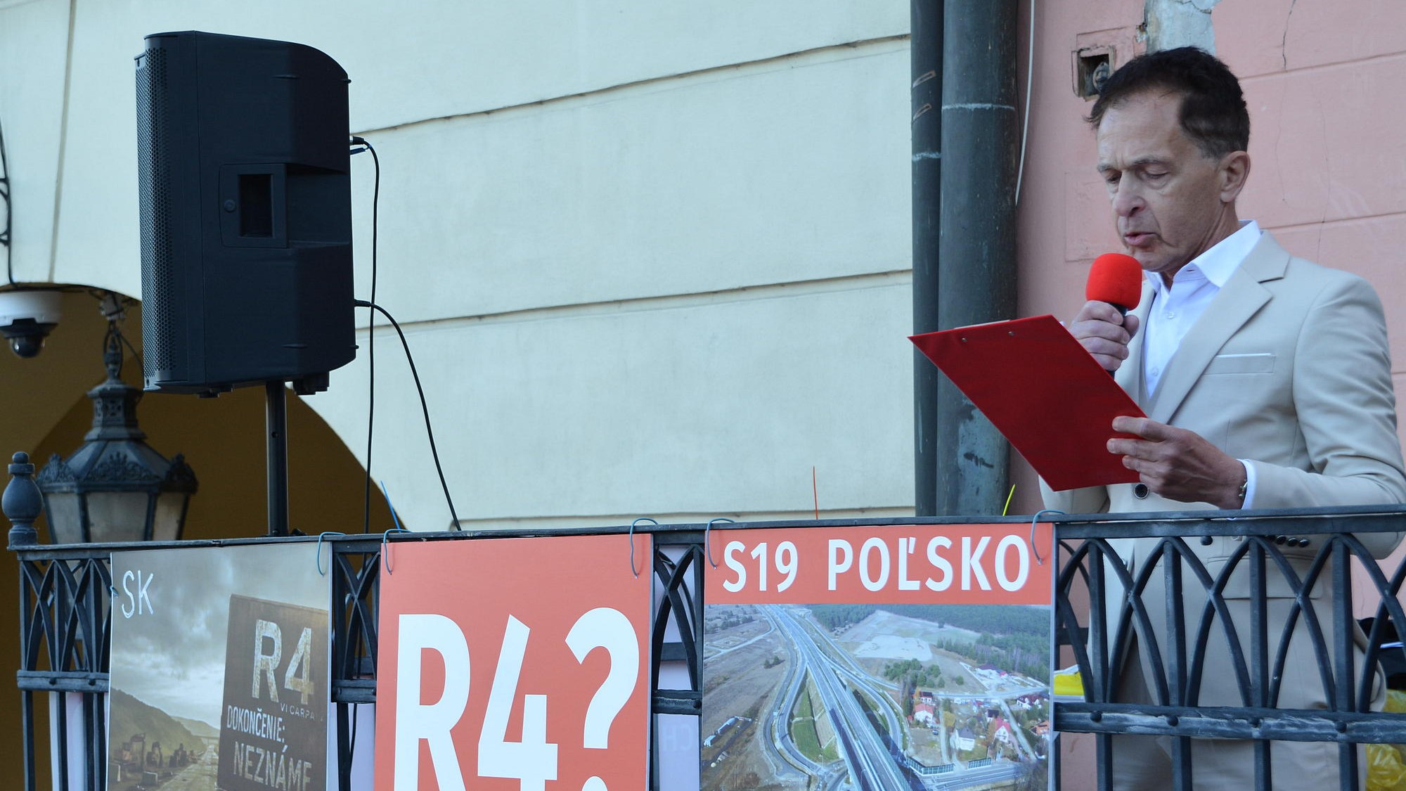 Organizátor René Polačok na občianskom proteste za zrýchlenie výstavby rýchlostnej cesty R4