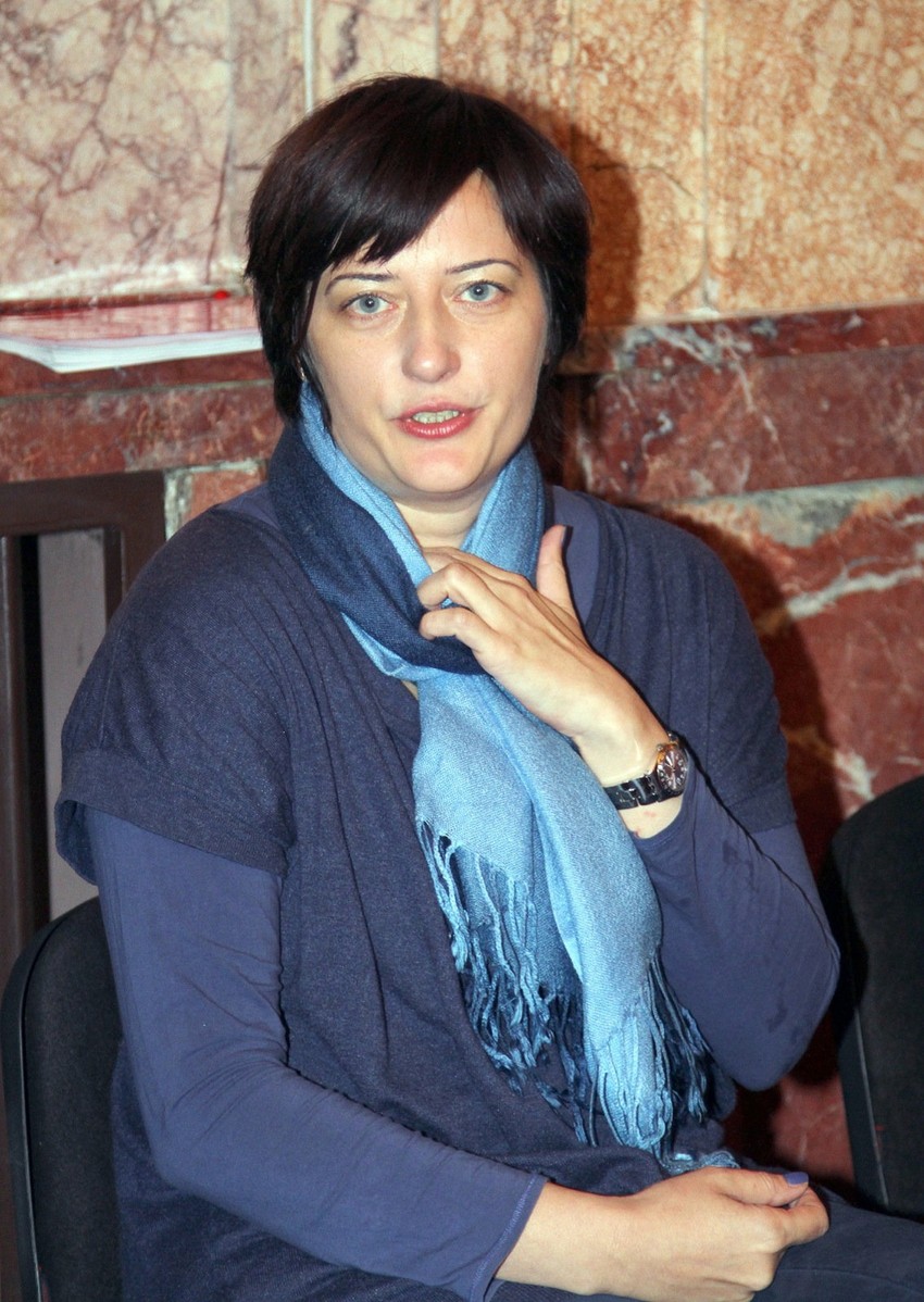 Milica Kralj rediteljka predstave " Tri klase i gospođa Nušić"   Dramaturg Maša Stokić rekla je na konferenciji za novinare da se predstava vezuje za obeležavanje jubileja - 150 godina od rođenja Branislava Nušića, ali na drugačiji način.