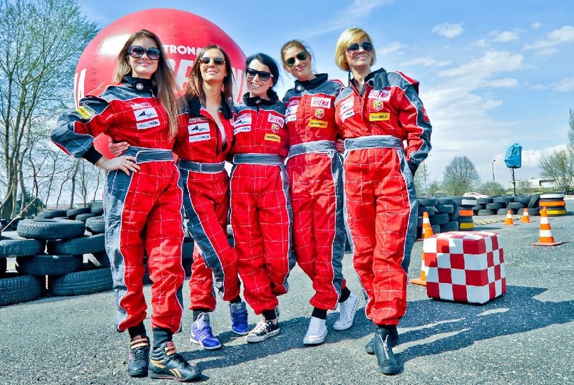 W Warszawie odbyła się impreza Abarth Challenge. Pogoda dopisała i w ciepłym wiosennym słońcu gwiazdy przygotowywały się do rozegrania niezwykłego pojedynku...