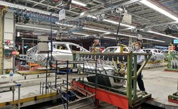 Motoryzacyjna potęga Europy powoli się kończy? Sprzedaż aut nurkuje, a firmom grożą kary