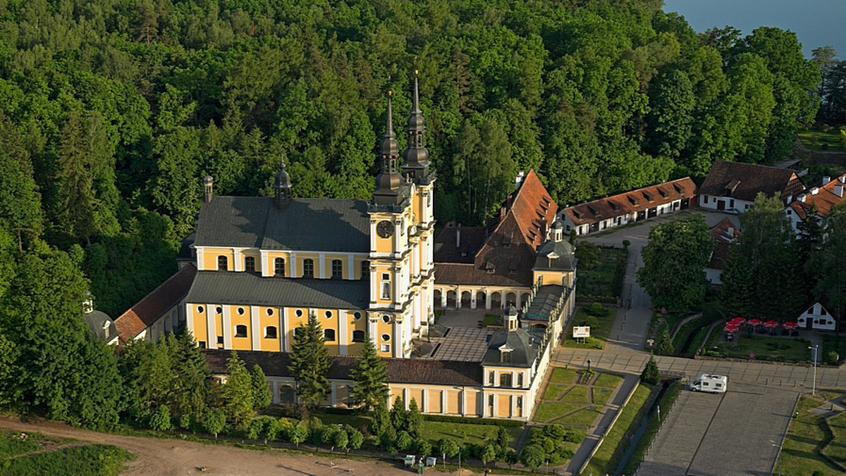 Święta Lipka to znane w Polsce i świecie sanktuarium maryjne znajdujące się właśnie w miejscowości Święta Lipka (Warmińsko-Mazurskie) nie będzie już żółte, a pomarańczowo-czerwone. Konserwatorzy sztuki twierdzą, że jest to historyczny kolor tego kościoła, u zwiedzających nowa kolorystyka budzi różne emocje.