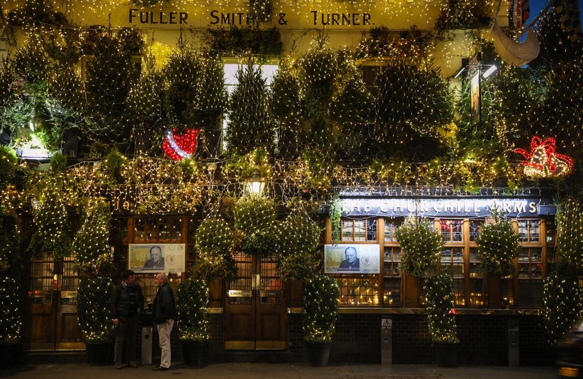 Pub udekorowany w 90 choinek i 21 tysięcy lampek!