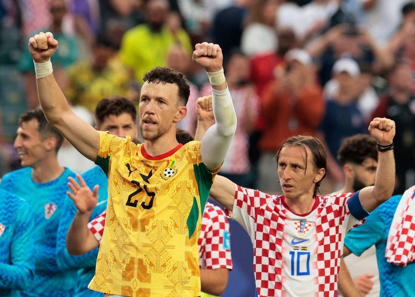 Perišić (u dresu reprezentacije Gane nakon što ga je razmenio sa jednim od protivnika) i Modrić | Foto: REUTERS/Brian Snyder