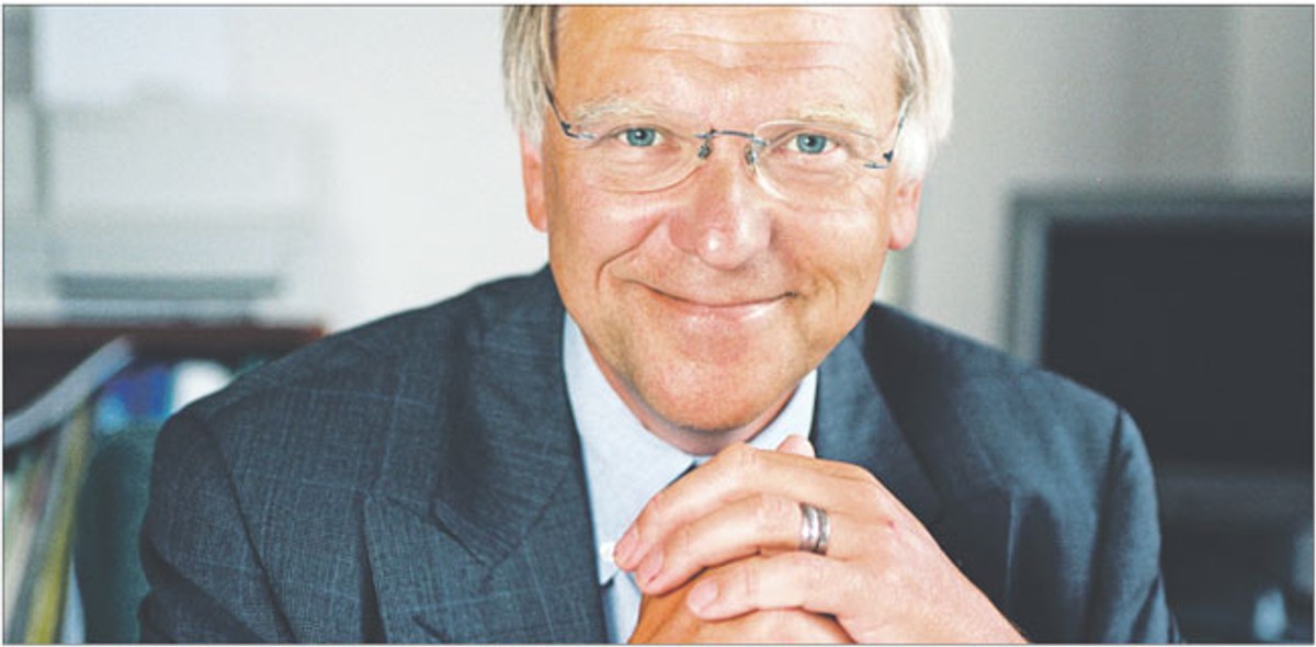 Lars G. Josefsson, abolwent Politechniki Chalmers w Göteborgu, był dyrektorem zarządzającym m.in. w firmie Ericsson, Chemtronics, Schrack Telecom, Celsius. Przewodniczący Eskom Holdings.