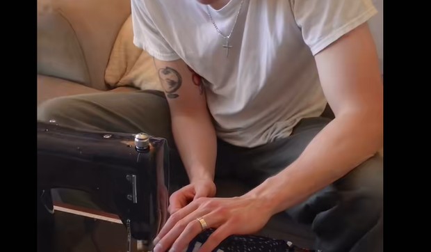 Dizajner pravi jaknu od stare garderobe