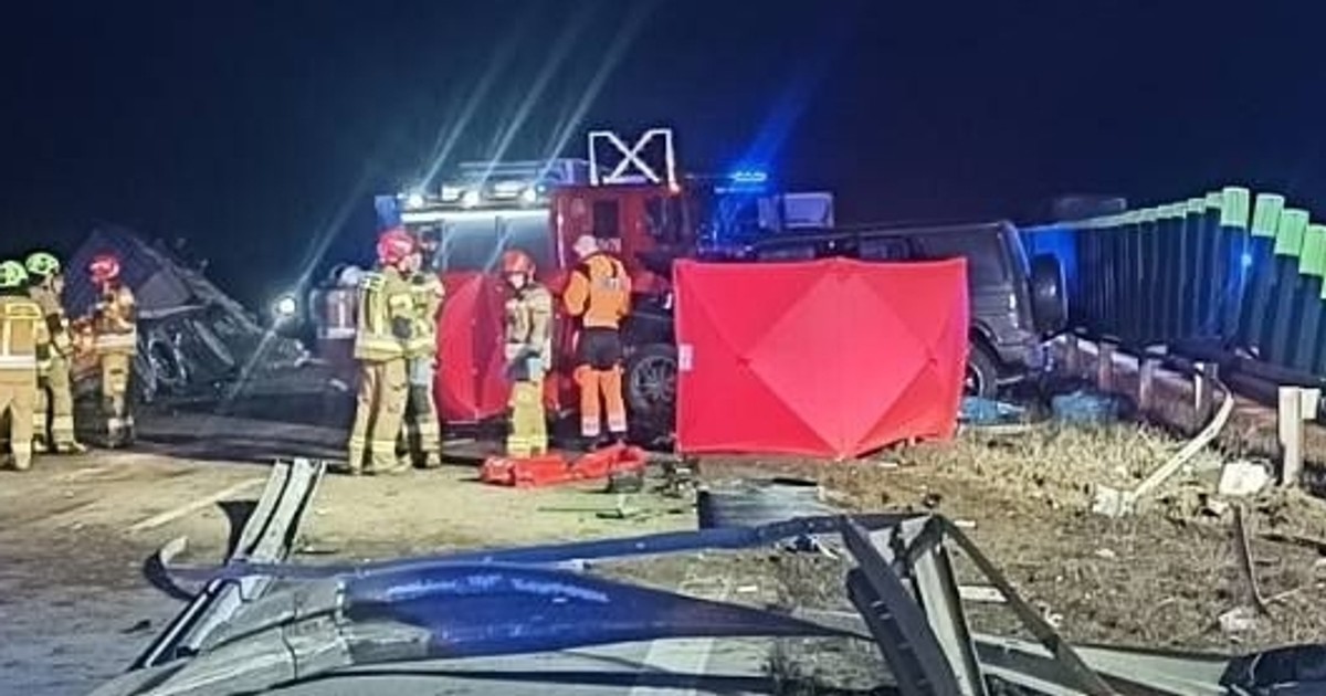 Ciężarówka przebiła bariery na A4, jeden zginął