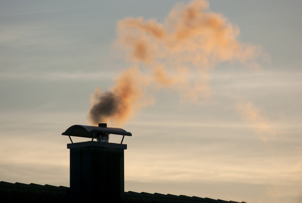 W styczniu tego roku sejmik województwa przyjął uchwałę wprowadzającą na obszarze Krakowa całkowity zakaz palenia węglem, drewnem i innymi paliwami stałymi w kotłach, piecach i kominkach