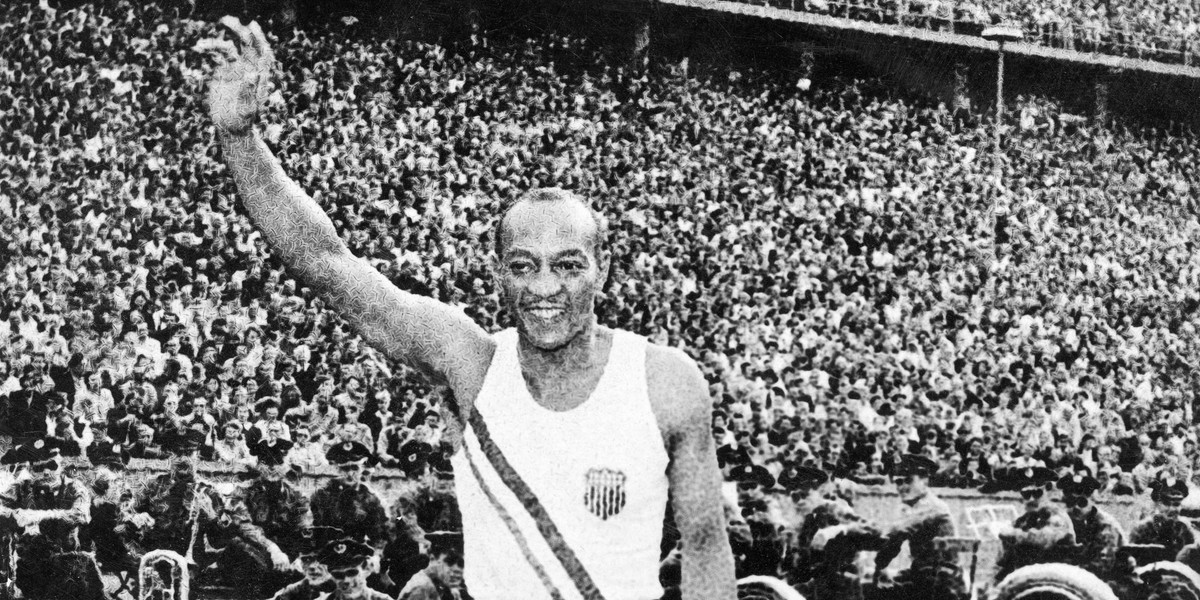 Jesse Owens zdobył cztery złote medale na Igrzyskach Olimpijskich w Berlinie w 1936 roku.