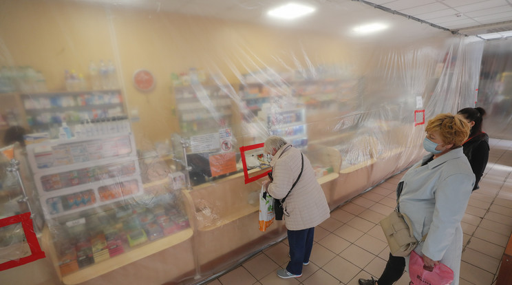 Idős emberek gyógyszert vásárolnak, a koronavírus miatt védőfallal elzárt ukrán gyógyszertárban, ugyanis tovább növekedett a fertőzöttek száma az országban. /Fotó:MTI/EPA