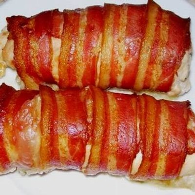 Mozzarellás csirkemell baconbe göngyölve