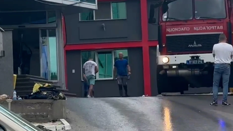 Dečko Jovane Jeremić pognute glave_MM_01.jpg