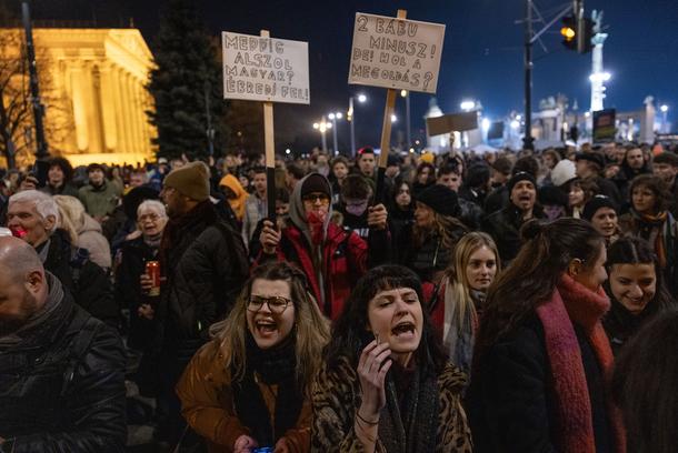 Protest przeciwko molestowaniu dzieci w pobliżu siedziby partii Fidesz, Budapeszt, 16 lutego 2024 r.