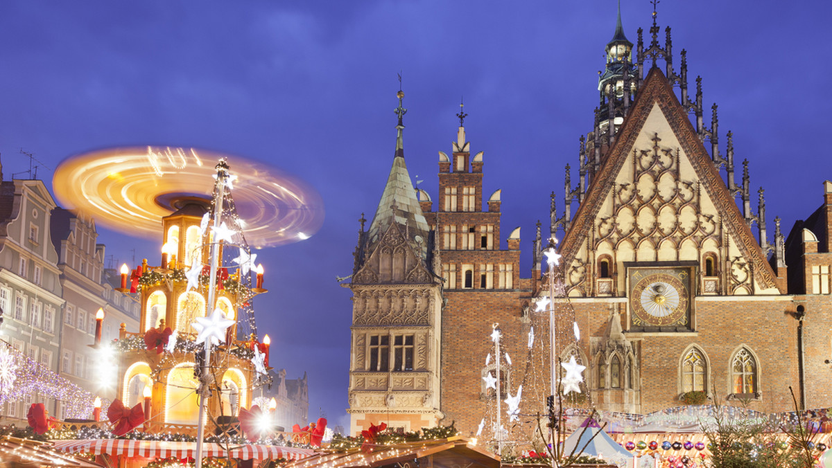 Kilkaset osób uczestniczyło we wspólnej Wigilii Świąt Bożego Narodzenia zorganizowanej w sobotę w centrum Wrocławia. Były życzenia, łamanie się opłatkiem, wspólny posiłek i kolędowanie.