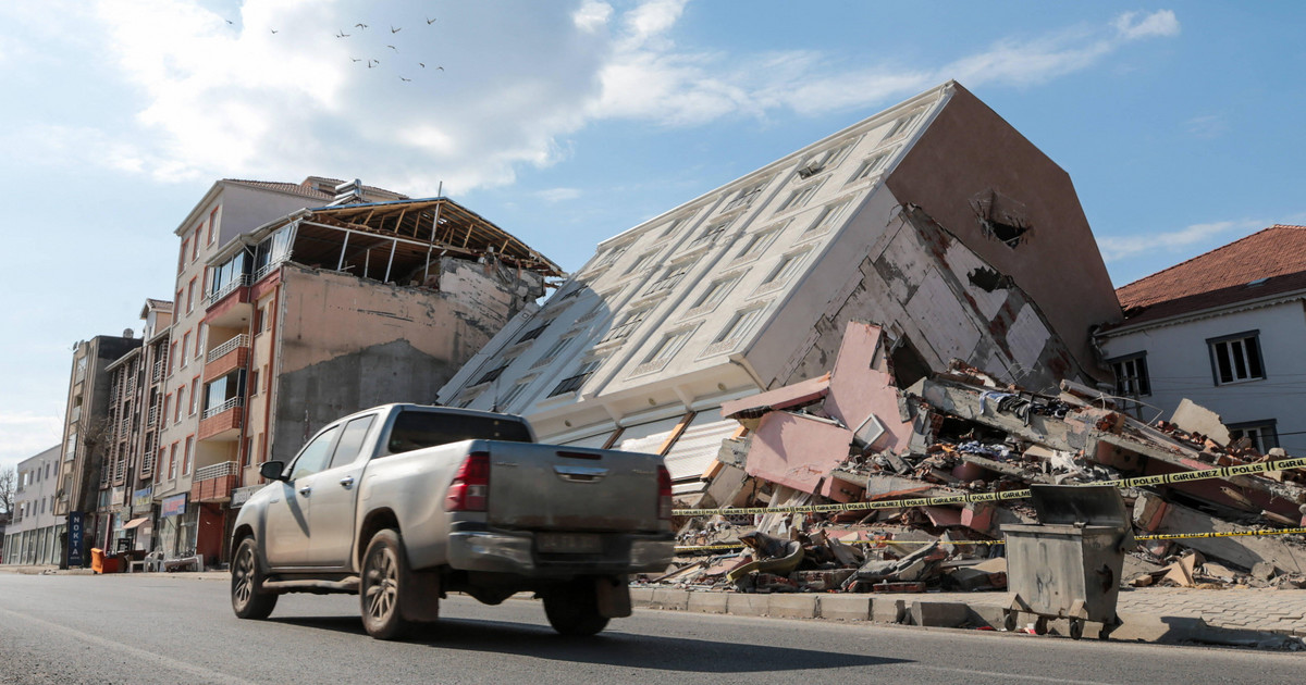 Trabajadores de la construcción arrestados tras el terremoto en Turquía.  200 detenidos