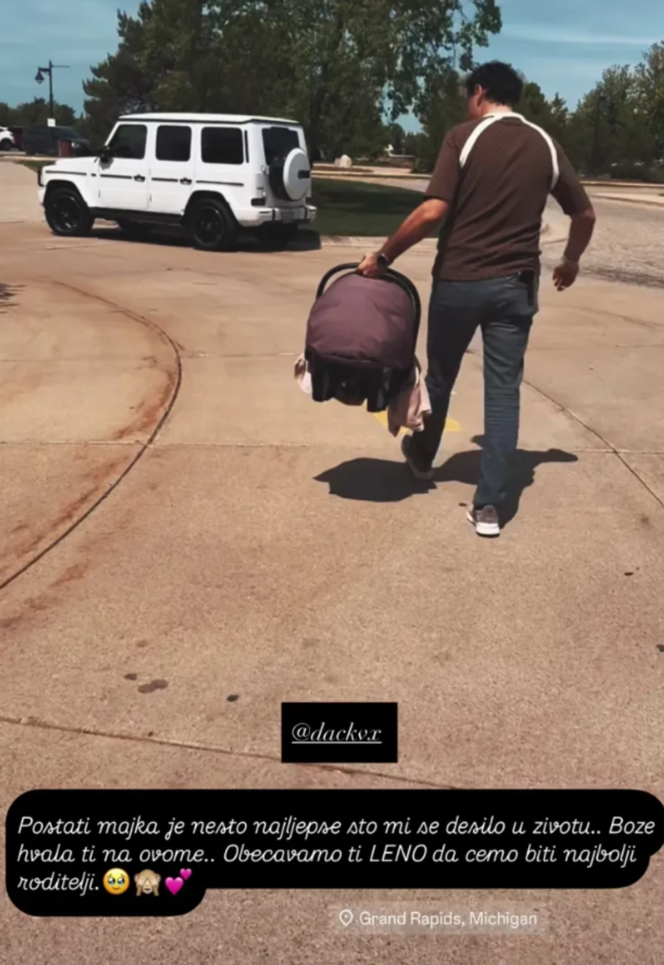 Pevačica stigla kući iz porodilišta