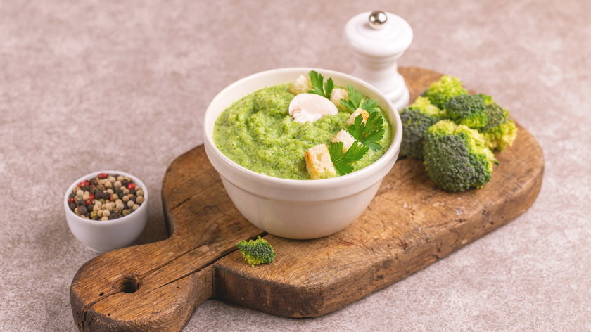 Warzywne zupy: stawiasz na brokuły czy buraki? Obie są idealne na chłodniejsze dni [przepisy] 