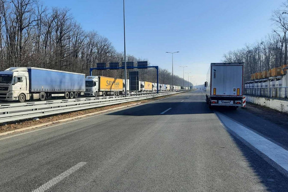 BEZ ZADRŽAVANJA NA NAPLATNIM STANICAMA Stanje na putevima: Kamioni na Horgošu, Batrovcima i Sremskoj Rači čekaju po SEDAM sati