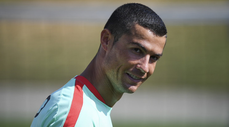 Cristiano Ronaldo rosszban sántikál/Fotó: AFP
