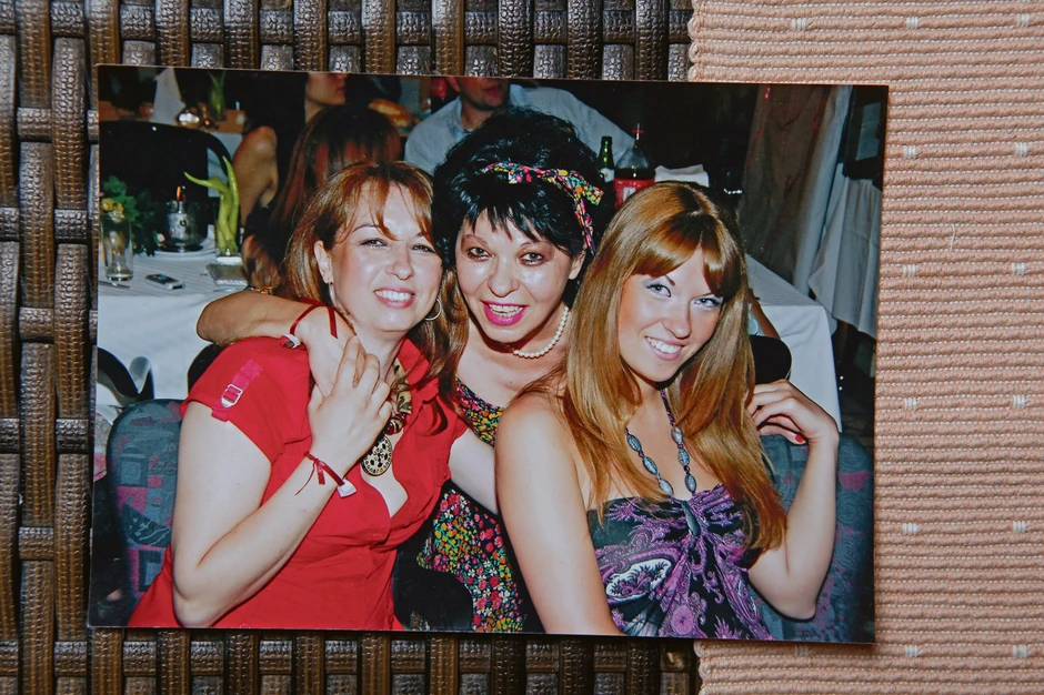 Beti s unukom i snahom