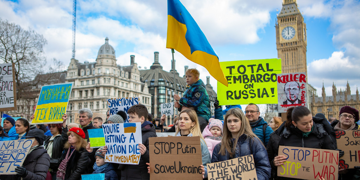Protest w centrum Londynu przeciwko inwazji Rosji na Ukrainę 6 marca 2022 r.