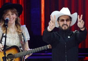 Ringo Star zajedno sa Moli Tatl tokom debija prošle godine u čuvenoj kantri dvorani Grand Ol Opri u Nešvilu | Foto: Getty Images