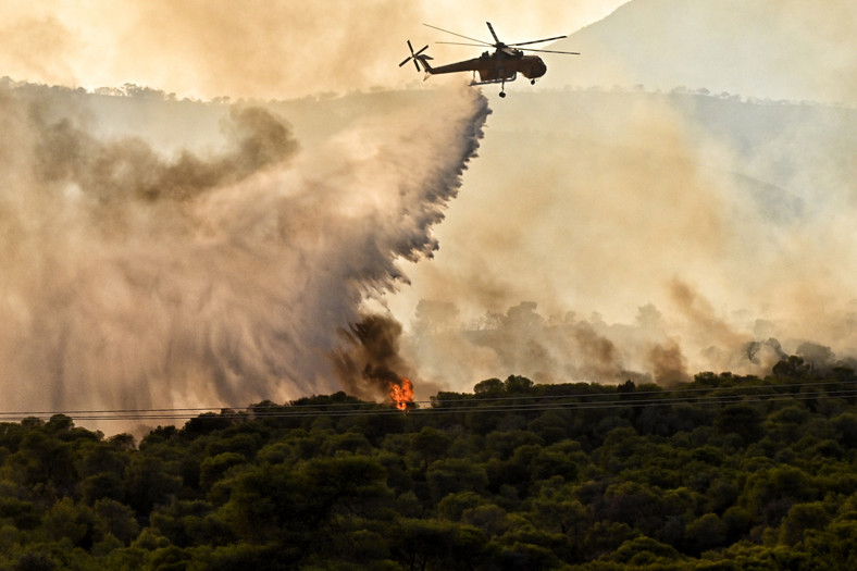 Strażacy walczą z pożarami w Grecji