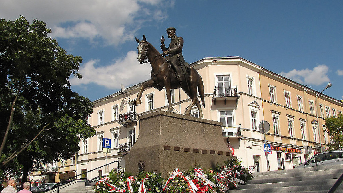 Kielczanie upamiętnią 82. rocznicę śmierci Józefa Piłsudskiego. Z tej okazji dziś wieczorem przed pomnikiem marszałka na Placu Wolności odbędzie się capstrzyk wojskowy. Młodzież zapali 82 znicze, a władze stolicy regionu świętokrzyskiego złożą wieniec od mieszkańców.