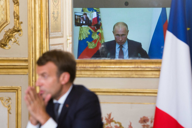 Emmanuel Macron i Władimir Putin podczas wideokonferencji