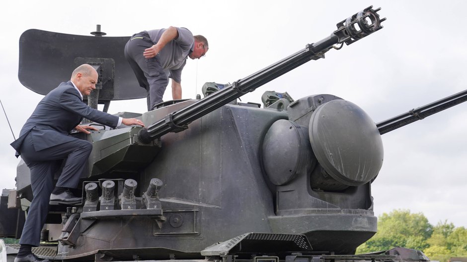 Kanclerz Niemiec Olaf Scholz wspina się na lekki czołg Gepard