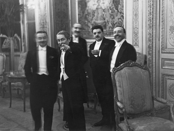 Paryż, rok 1931. Prawdopodobnie pierwsze zdjęcie paparazzi: 	
francuski minister spraw zagranicznych Aristide Briand zobaczył fotografa przy recepcji gmachu ministerstwa, wołając: „Jacyż oni są niedyskretni”