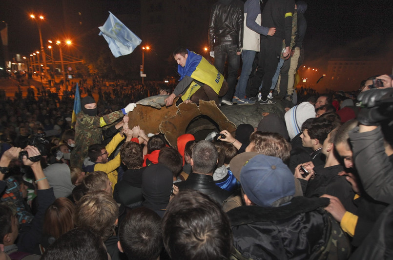 Po marszu udali się na plac, gdzie od 1963 roku stał na ponad 12-metrowym cokole 8-metrowy pomnik Lenina.