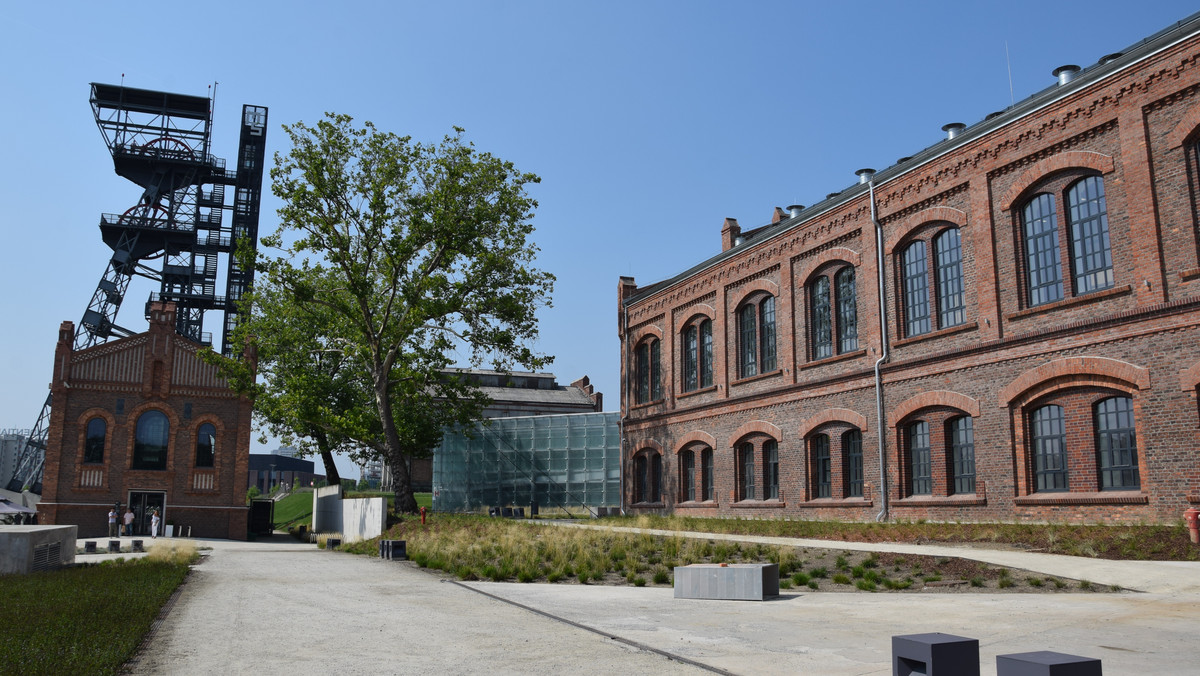 Zbiory Muzeum Śląskiego w Katowicach są bezpieczne, placówka działa pełną parą – oświadczyła w środę jego dyrektor Alicja Knast. Muzeum jest w sporze sądowym z wykonawcą jego nowej, podziemnej siedziby w związku z jej nieszczelnością. Domaga się 122 mln zł od generalnego wykonawcy; Konsorcjum BUDIMEX – FERROVIAL AGROMAN uważa roszczenia za bezzasadne.