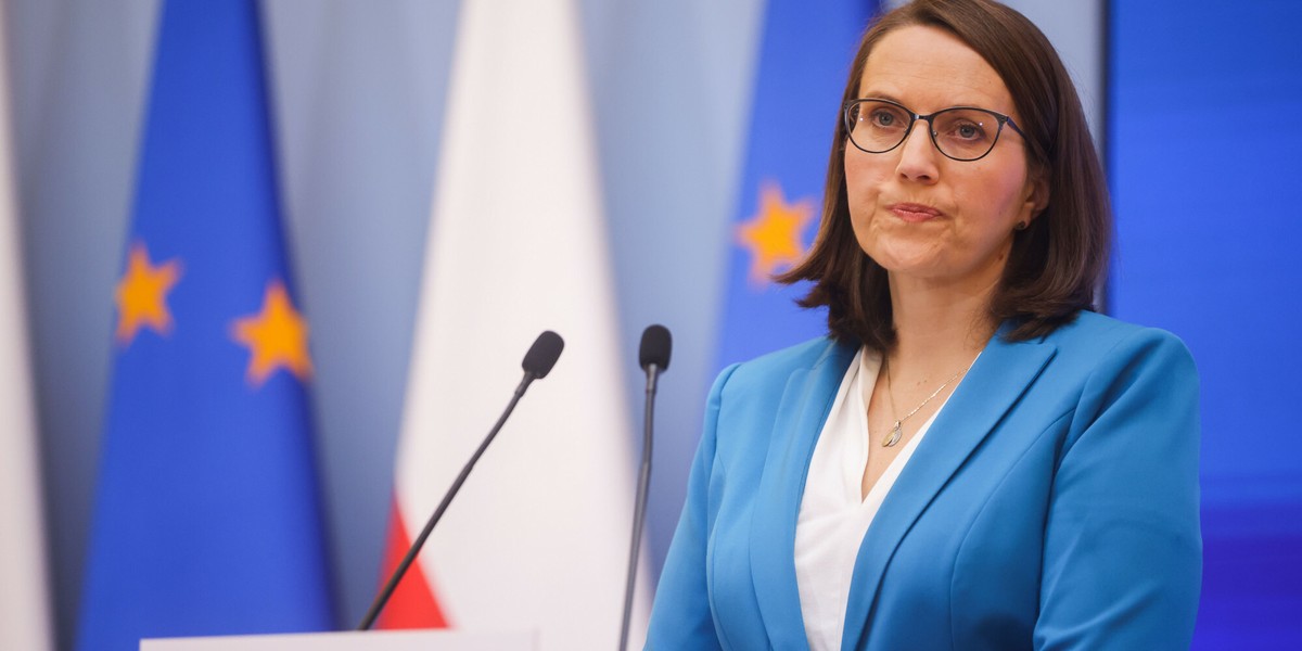 Magdalena Rzeczkowska, minister finansów, z jednej strony ma powody do zadowolenia, bo spora sprzedaż obligacji detalicznych pozwala zaspokoić część potrzeb pożyczkowych. Z drugiej strony najczęściej to papiery oparte na wskaźniku inflacji, więc koszt obsługi tego długu skokowo wzrośnie.