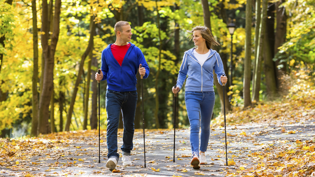 Jednym z najszybciej rozwijających się sposobów aktywnego spędzania czasu wolnego w ostatnich latach jest nordic walking. Ten dynamiczny spacer ze specjalnymi kijkami trzymanymi w dłoniach to nie tylko dobra zabawa, ale także rodzaj aktywności, który świetnie wpływa na zdrowie i kondycję, angażując wiele mięśni naszego ciała. Ten sport jest dostępny praktycznie dla każdego. Wystarczą wygodne buty, kije i… jeszcze kilka innych drobiazgów.