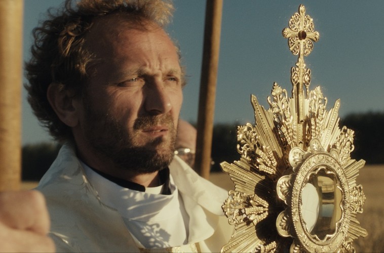 Andrzej Chyra w filmie 'W imię'