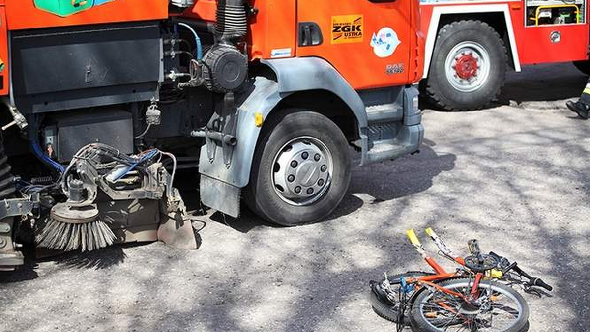"Głos Pomorza": W środę przed południem na ul. Grunwaldzka w Ustce doszło do tragicznego wypadku. Uliczna zamiatarka potrąciła rowerzystkę. Kobieta nie żyje.