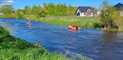 Mężczyzna spadł z mostu do rzeki w Trzebiatowie. "Prawdopodobnie niewidomy"