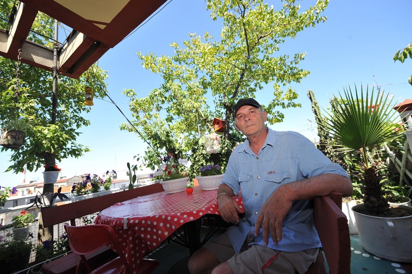 Rade Jovanović u svojoj zelenoj oazi na vrhu zgrade u Knez Miletinoj