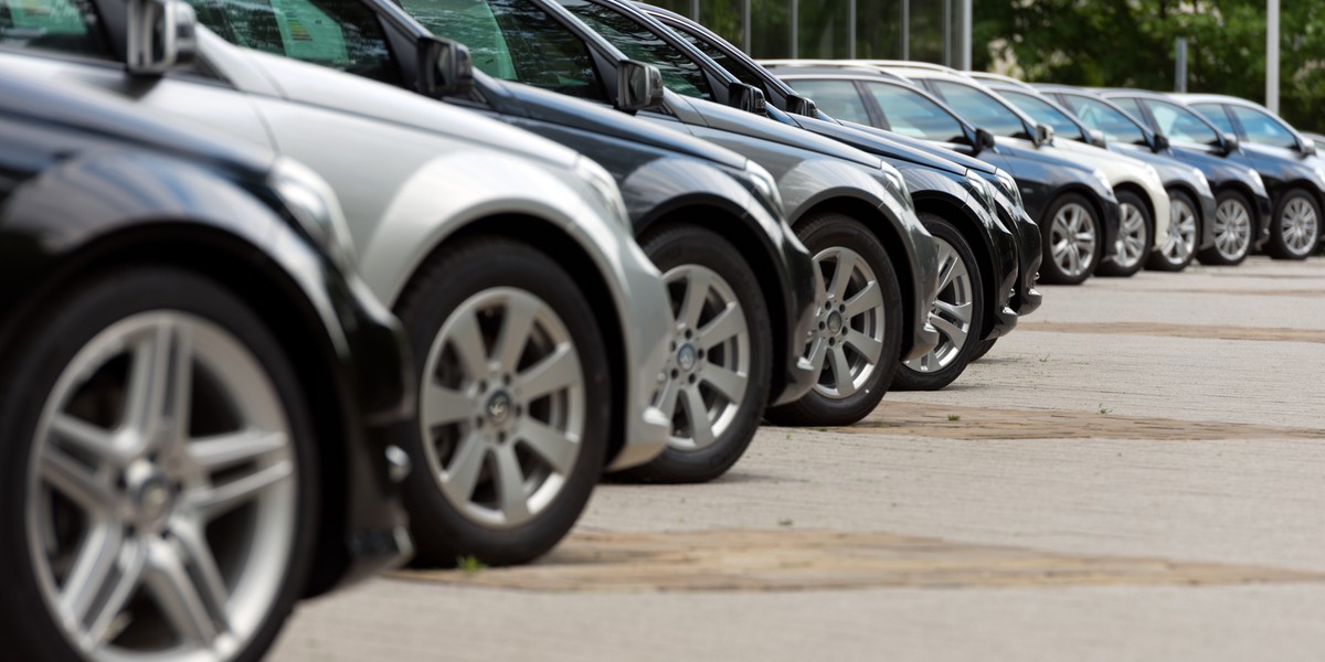 Głęboki kryzys na rynku nowych aut uderzył w rynek wtórny. Według międzynarodowej sieci autokomisów AAA Auto, w ciągu tego roku liczba samochodów oferowanych w autokomisach, internecie i u dealerów aut używanych zmalała o 43 tys. aut.