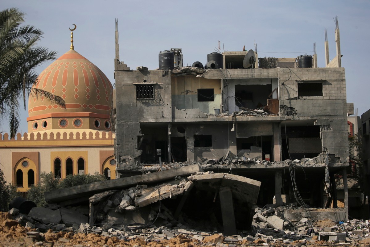 Widok na zniszczony dom po izraelskim nalocie w obozie dla uchodźców Al Nusairat w Strefie Gazy