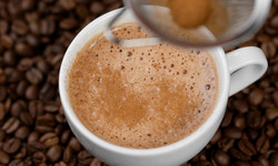 Czy warto pić kawę z cynamonem? Dietetyk wyjaśnia