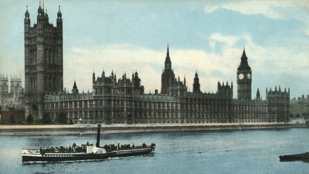 180 lat temu położono kamień węgielny pod budowę pałacu Westminster, jednej z najbardziej olśniewających budowli na świecie. Późniejszy pożar zniszczył budynek doszczętne. W XIX w. został odbudowany. Pomyślnością losu nie cieszył się długo - podczas II wojny światowej ucierpiał podczas nalotów Luftwaffe. Na szczęście zabiegi konserwatorskie i rekonstrukcyjne pozwoliły, by przetrwał do naszych czasów nie tylko jako siedziba brytyjskich Izb: Gmin i Lordów, ale także jako jeden z najcenniejszych zabytków europejskich. Zapraszamy was w podróż po pałacach całego świata - czywiecie, gdzie one się znajdują? Przekonamy się,  sprawdźcie swoją wiedzę z Onet Kultura!
