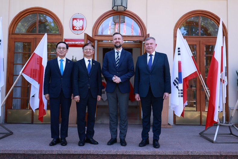 2 lipca 2025 r. w Warszawie, wicepremier, minister obrony narodowej Władysław Kosiniak-Kamysz oraz sekretarz stanu w MON Paweł Bejda przedstawili stan negocjacji w sprawie pozyskania na potrzeby Sił Zbrojnych RP koreańskich czołgów K2 Black Panther.