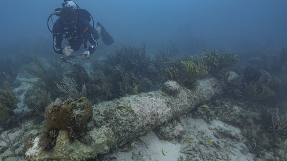 Archeolog podczas dokumentowania działa z HMS Tyger