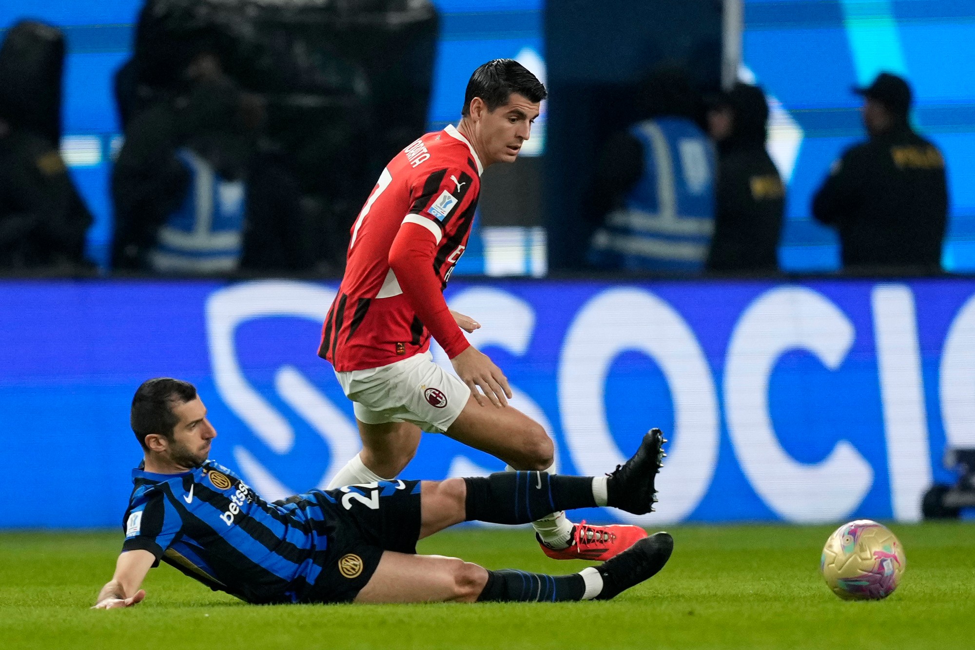 Henrich Mchitarjan (vľavo) z Interu Milána a Alvaro Morata z AC Milána.
