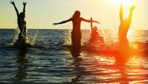 Kto kieruje placówką?<BR><BR>Zadanie to spoczywa na nauczycielu, czynnym instrukturze harcerskim lub innej osobie posiadającej staż pracy opiekuńczo-wychowawczej lub dydaktyczno wychowawczej minimum 3 lata. Osoba ta musi posiadać zaświadczenie o ukończeniu kursu dla kierowników placówek wypoczynku. Obowiązek ten nie dotyczy tylko dyrektorów publicznych szkół i placówek. Na kierowniku spoczywa odpowiedzialność za opracowanie planu pracy i rozkładu dnia, a także kontrola realizowania tego planu. Kierownik odpowiada takżę za prace pozostałych pracowników i zapewnienie uczestnikom właściwej opieki i warunków bezpieczeństwa od momentu przejęcia ich od rodziców lub opiekunów. Także kierownik ponosi odpowiedzialność za dietę, którą dzieci stosują podczas wyjazdu, a na wniosek rodziców przekazuje im informacje o zachowaniu i stanie zdrowia.