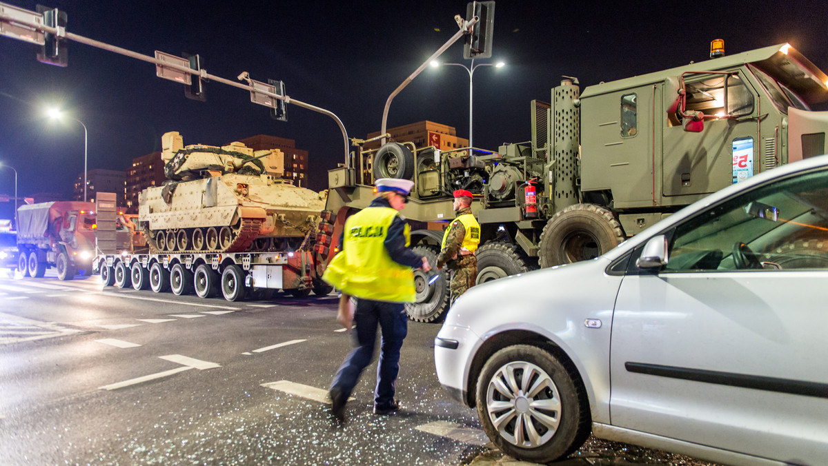 Jedna osoba została poszkodowana w zderzeniu samochodów wojskowych z osobowym volkswagenem w okolicach Ronda Fordońskiego w Bydgoszczy - informuje portal RMF24.