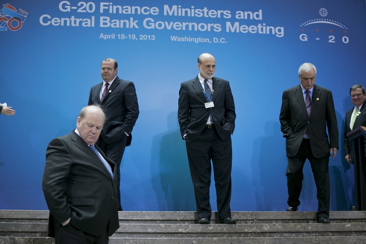 Ben Bernanke, prezes Rezerwy Federalnej USA, Alexandre Tombini, szef banku centralnego Brazylii, Ibrahim Al-Assaf, minister finansów Arabii Saudyjskiej oraz Michael Noonan, minister finansów Irlandii ustawiają się do pamiątkowego wspólnego zdjęcia podczas spotkania ministrów finansów i szefów banków centralnych państw z grupy G20 w Waszyngtonie 19 kwietnia 2013 roku. Fot. Andrew Harrer, Bloomberg's Best Photos 2013.